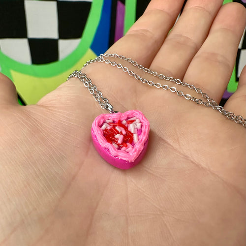 Collar Mini Love Cake – Hecho a mano 💖✨